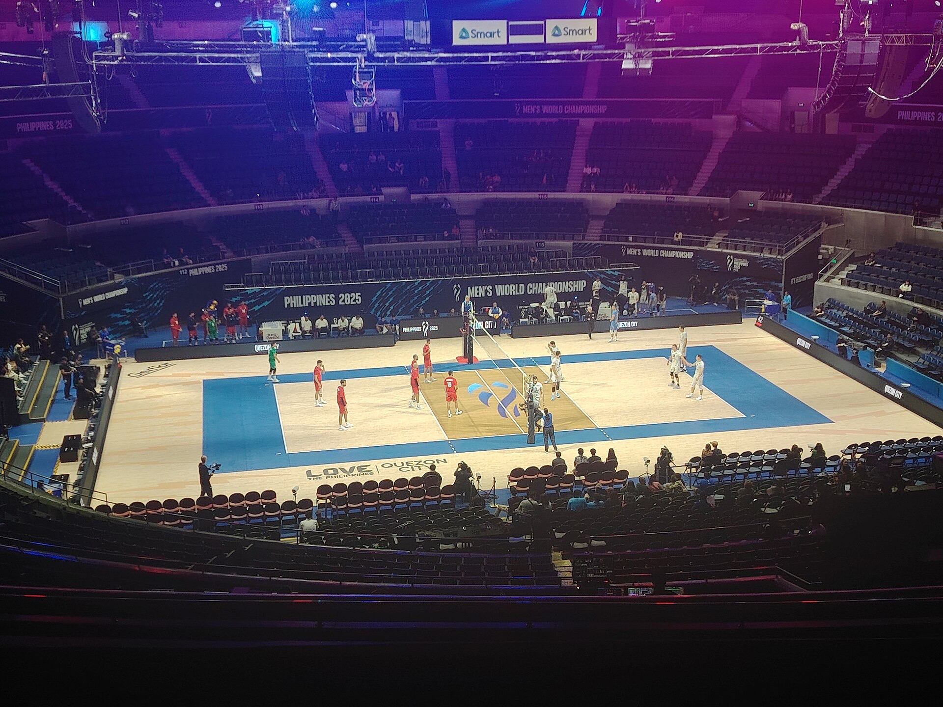 لاعبون على أرض الملعب